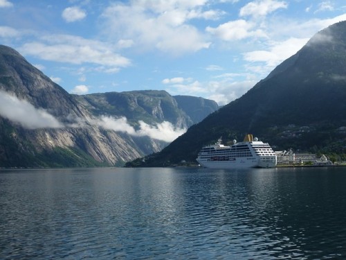 Cruzeiro em fiorde Cruzeiro no fiorde norueguês