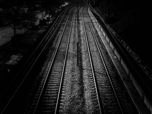 Trem de noite Trilhos de trem, de noite