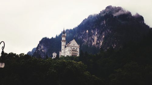 Castelo na Alemanha Castelo Neuschwanstein e a natureza ao redor