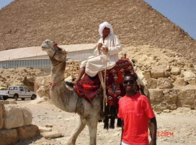 turista tira foto com pirâmide do Egito e um camelo Preso em Dubai: turista tira foto com pirâmide do Egito e um camelo