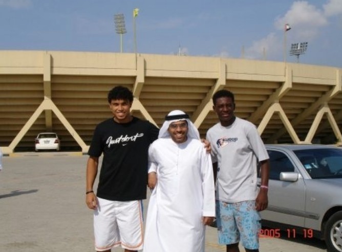 Turista tira foto com amigos em estádio de Dubai Turista tira foto com amigos em estádio de Dubai
