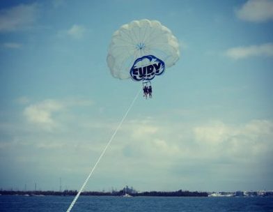 Parasailing na Flórida Parasailing e o mar do Caribe