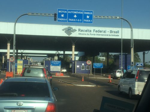 Brasil e Paraguai Fila de carros na fronteira do Brasil com o Paraguai