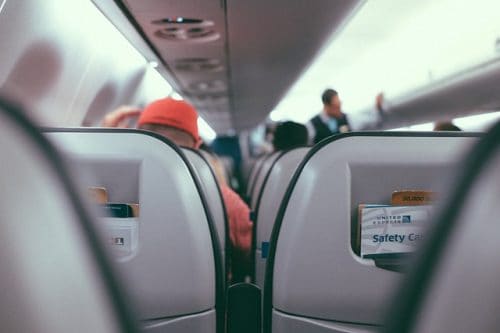 Interior do avião Poltronas e passageiros dentro de um avião