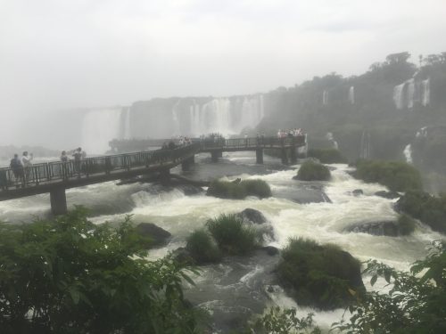 Cataratas do Iguaçu Trilha em meio às Cataratas do Iguaçu