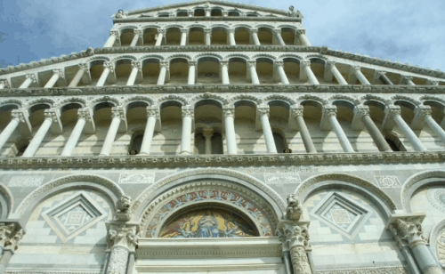 Frente da Duomo de Pisa na Itália