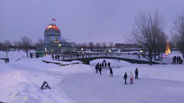 Pessoas andando na neve em lugar descampado de Montreal