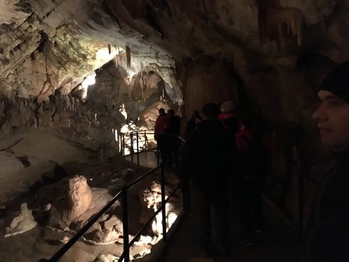 Tour no interior da Caverna de Postojna