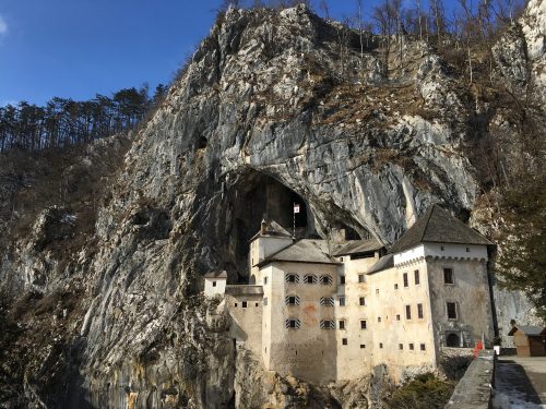 Castelo de Predjama na Eslovênia