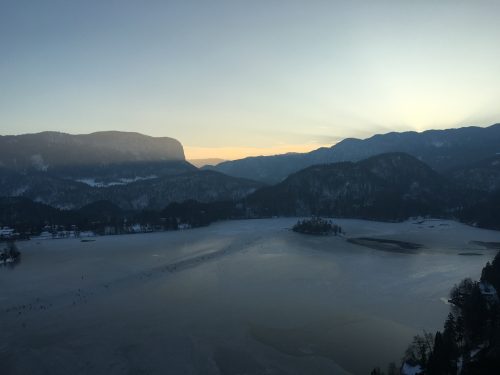 Vista do Castelo de Bled Lago de Bled e o pôr do sol
