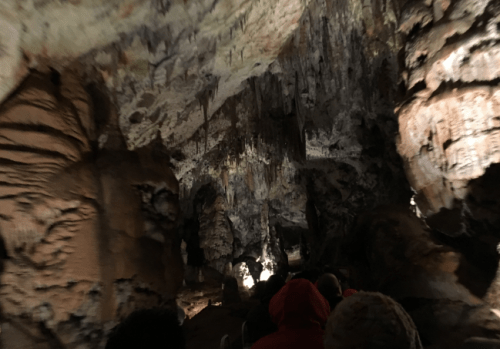 Como é a Caverna de Postojna
