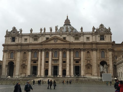 Basílica de San Pietro Fachada da Basílica de San Pietro