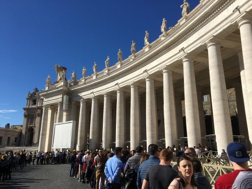 Basílica de San Pietro Fila na entrada da Basílica de San Pietro