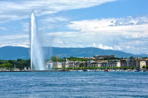 Jet d'Eau fonte d´água e o lago em Genebra