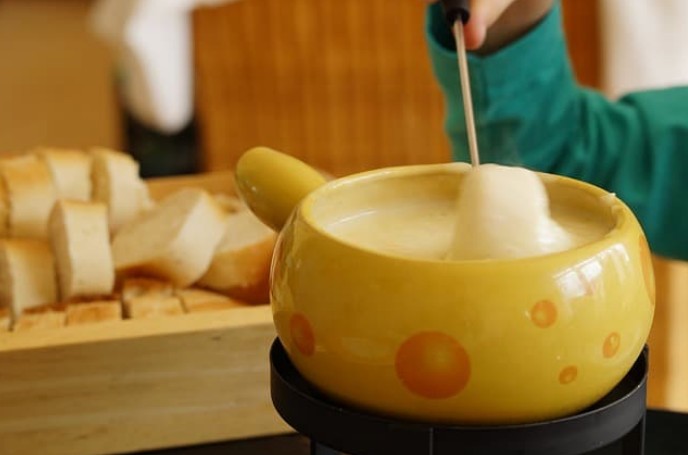 Panela com fondue de queijo Panela com fondue de queijo