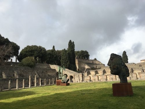 Sítio arqueológico de Pompéia Estátuas e a natureza vista na entrada do sítio arqueológico de Pompéia