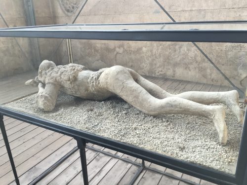 Pessoas petrificadas Pessoa petrificada em Pompéia pelo Vesúvio