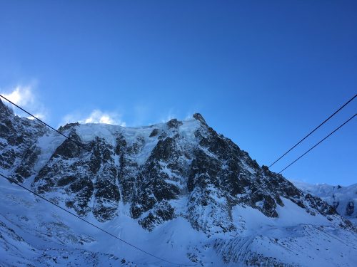 Montanhas cheias de neve que avistei do teleférico no Aiguille Du Midi 