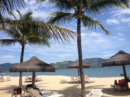 Praia em Mangaratiba Espreguiçadeiras na praia em Mangaratiba