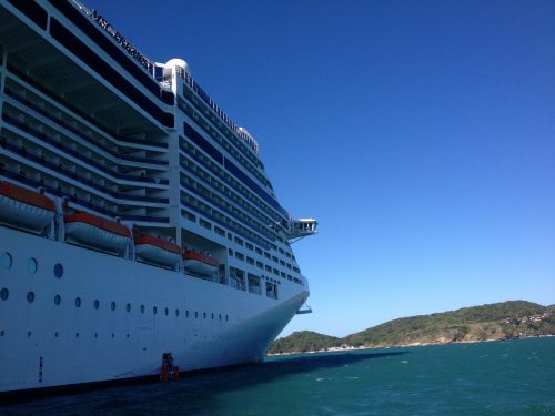 Cruzeiro Navio na cidade de Búzios, Brasil