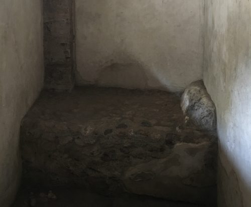 Prostíbulo de Pompéia Cama de pedras usada antigamente no prostíbulo de Pompéia
