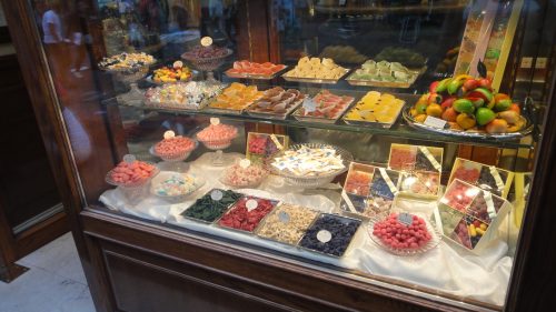 Doces na Toscana Doces e pastas na vitrine