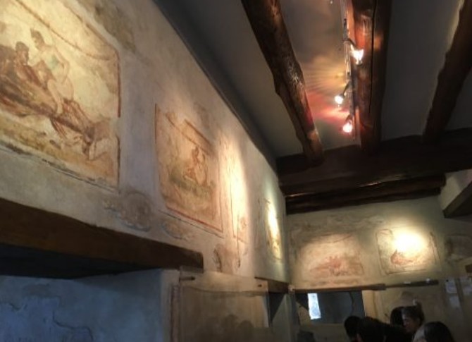  Pinturas feitas nas paredes do prostíbulo em Pompéia