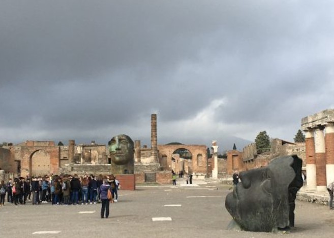  Estátuas e ruínas no antigo centro econômico de Pompéia
