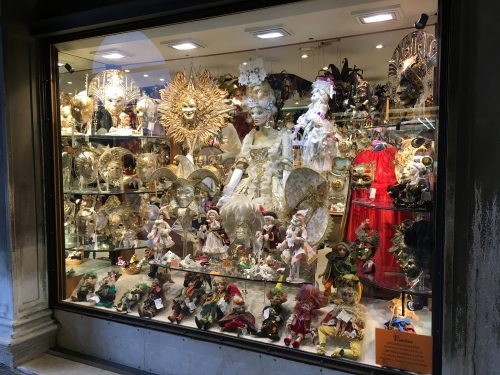 Vitrine em Veneza Vitrine de loja com fantasias em Veneza