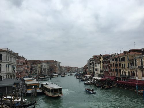 Vaporetto no Grand Canal Estações do Vaporetto no Grand Canal em Veneza