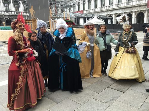 Carnaval de Veneza Pessoas fantasiadas no Carnaval de Veneza