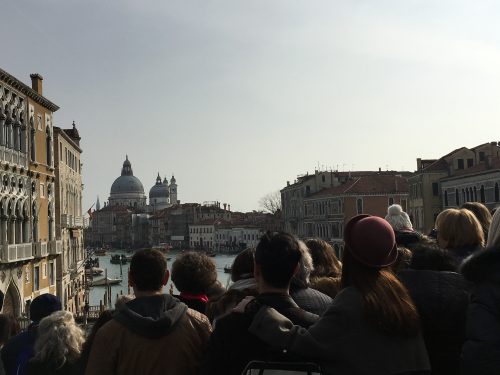 Turistas no Carnaval de Veneza Pessoas assistindo o Carnaval de Veneza