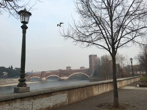 Paisagem de Verona Vista de uma das pontes e do rio Adigeo