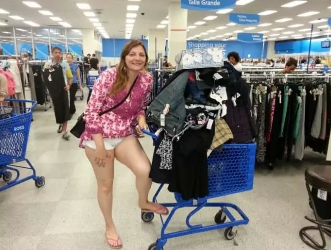 Turista com carrinho de compras cheio na Ross de Miami