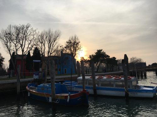 Pôr do sol em Burano Barcos e o pôr do sol em Burano