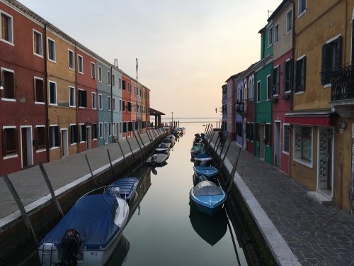 Casas em Burano Casas coloridas e barcos em Burano