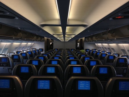 Visão do interior de uma aeronave Interior de um avião para voos internacionais