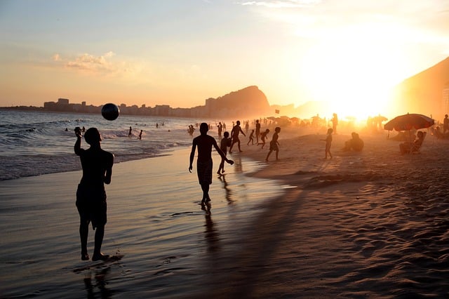 Pessoas se divertindo em praia carioca pessoas em praia carioca durante o Pôr do sol