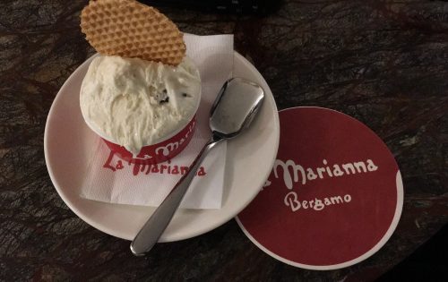 Stracciatella em Bérgamo Sorvete de stracciatella e biscoito do La Marianna