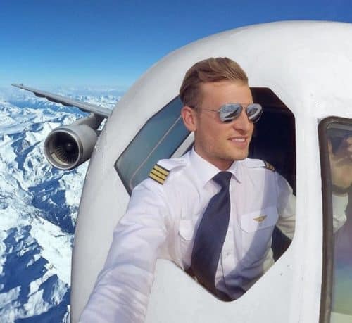 Pilot Patrick no avião Selfie do Pilot Patrick na janela do avião