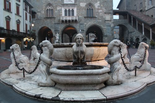 Fontana Contarini Fontana Contarini no centro da Piazza Vecchia