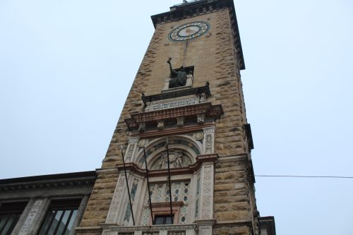 Torre Cívica Frente da Torre Cívica em Bérgamo