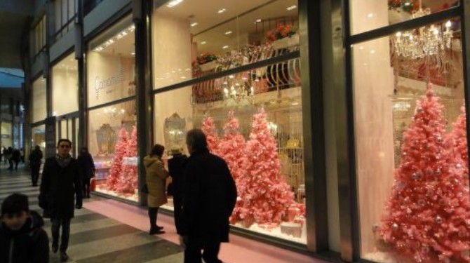 Vitrines do Quadrilátero da moda em Milão com decoração natalina compras na europa: Vitrines do Quadrilátero da moda em Milão com decoração natalina