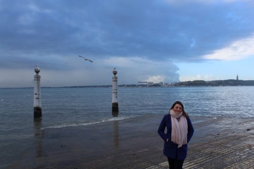 Uma turista nas margens do Rio Tejo Movimento de turistas às margens do rio Tejo na região da Praça do Comércio