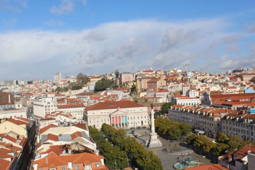 Vista de Lisboa do Elevador Santa Justa Vista da arquitetura de Lisboa em um dia ensolarado