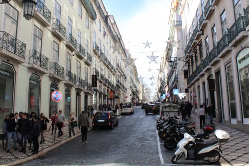 Típica rua do Bairro de Chiado Rua do Bairro de Chiado decorada com motivos natalinos