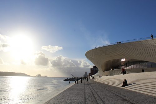 Passeio às margens do Rio Tejo Rio Tejo e o Monumento aos Descobrimentos num fim de tarde