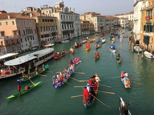 Barcos no carnaval de Veneza barcos com pessoas fantasiadas em carnaval veneziano