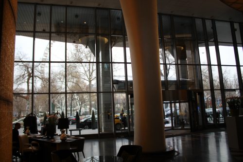 Entrada do Kempinski Corvinus pé direito alto e luz ambiente no Kempinski Corvinus