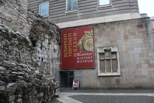 Museu da História de Budapeste Entrada do Museu da História de Budapeste